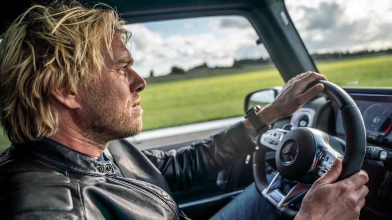 Felix Smith drives in Top Gear – Magasin