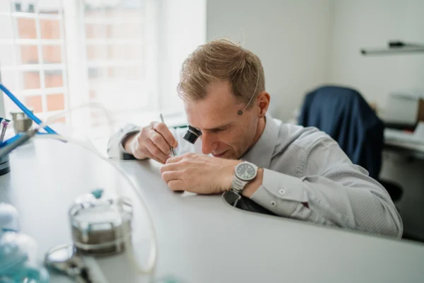 Bag urværkstedets lukkede døre bevares tiden af de særligt udvalgte urmagere